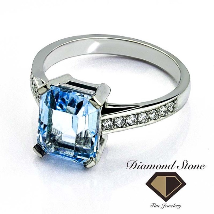 Inel din aur cu topaz blue si diamante laterale ILS005